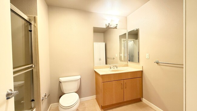 Building Photo - Large Downtown Oakland Two Bedroom Condomi...