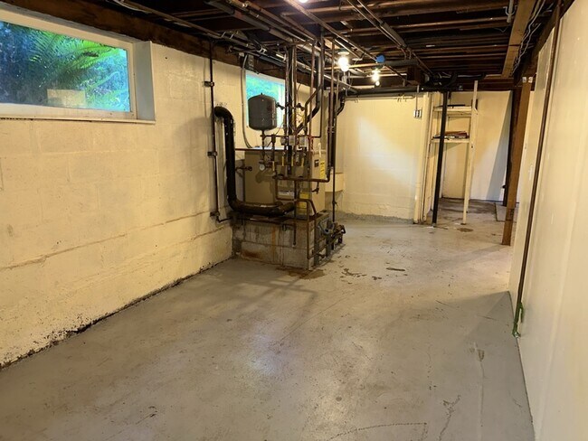 Building Photo - 2000+ sf home is in a great location, pet ...