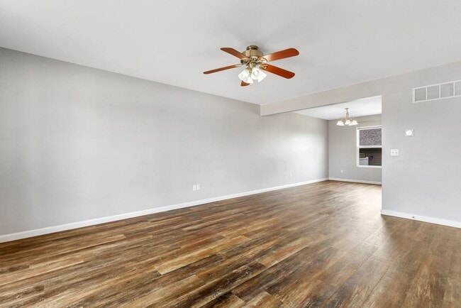Building Photo - Beautiful 3b/3b Townhome!