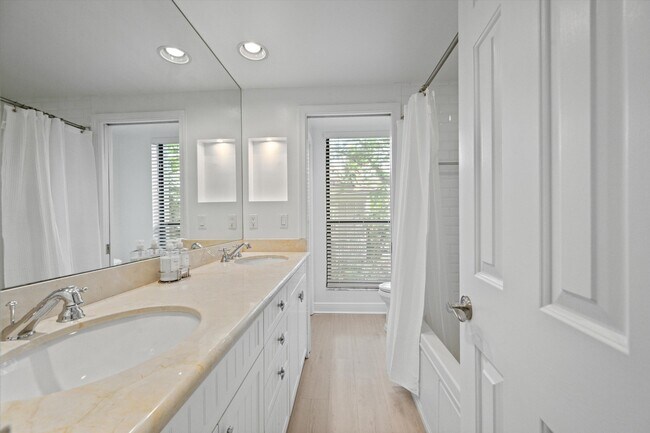 Building Photo - 11842 Pebblewood Dr