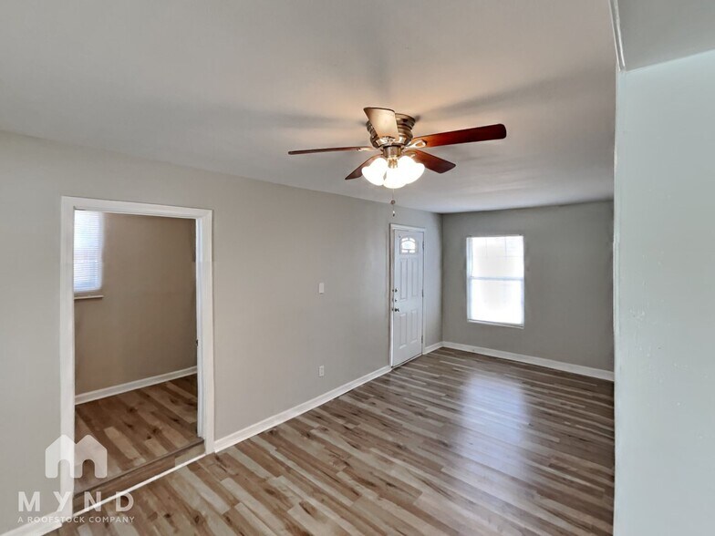 Building Photo - 1914 Roslyn St