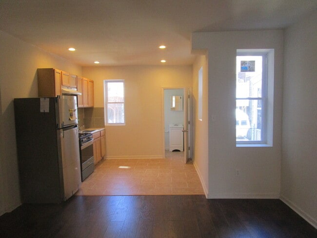 Building Photo - Remodeled Row - Oak Lane