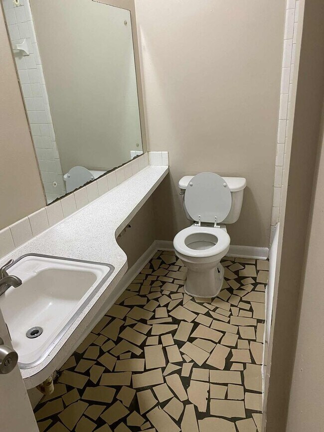 Building Photo - MOVE-IN SPECIAL 1/2 OFF 1ST MONTH'S RENT!!