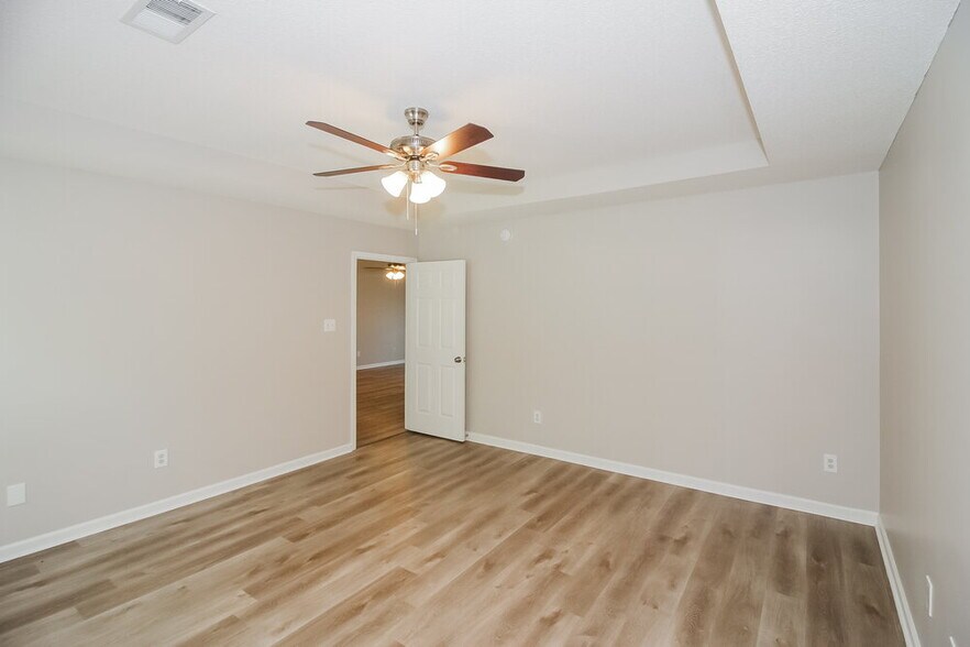 Building Photo - 160 Garden View Dr