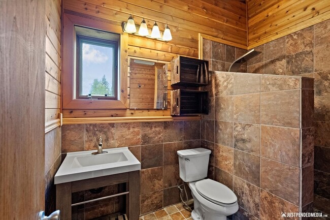 Building Photo - Hillside Retreat