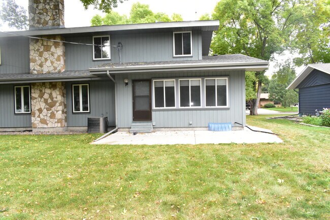 Building Photo - 1208 Oak St N