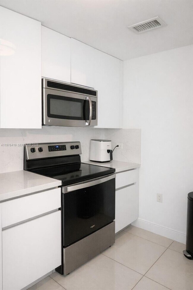 Building Photo - 1861 NW S River Dr