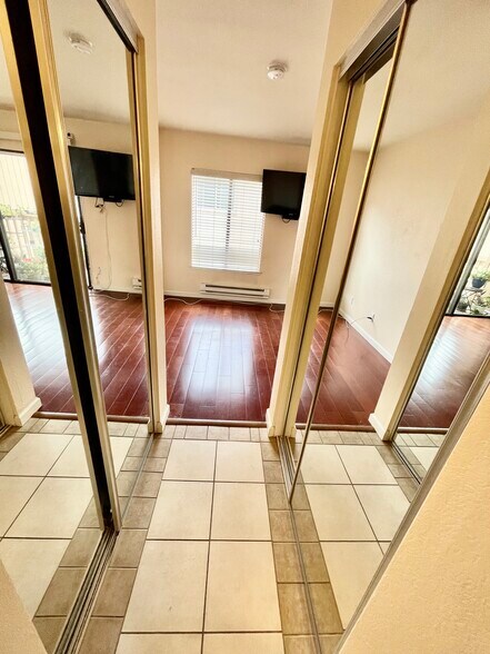 Building Photo - 300 Glenwood Cir