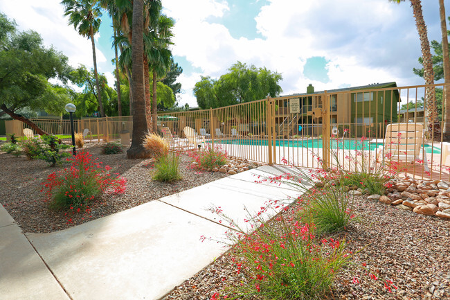 Resort Style Pool - Green Leaf at Broadway