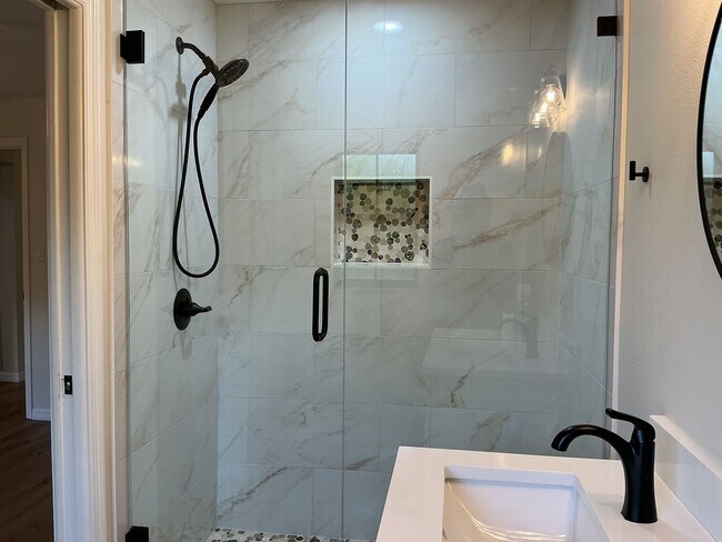 Building Photo - Remodeled 3BR/2BA Home with Pool & Screene...