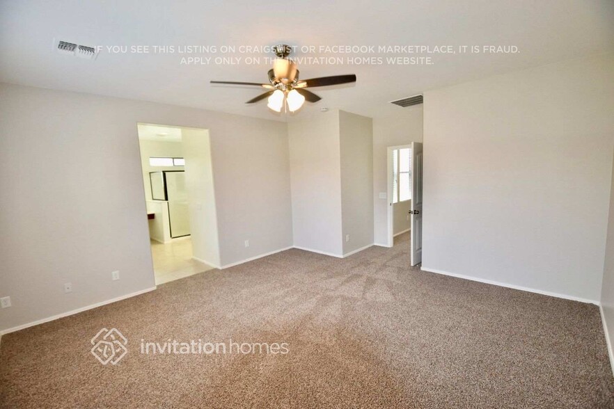 Building Photo - 3523 S Swan Dr