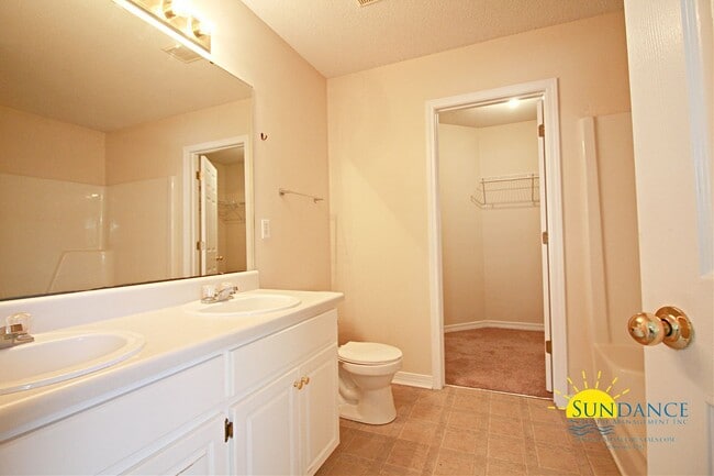 Building Photo - Great 3 Bedroom Home in Mary Esther!