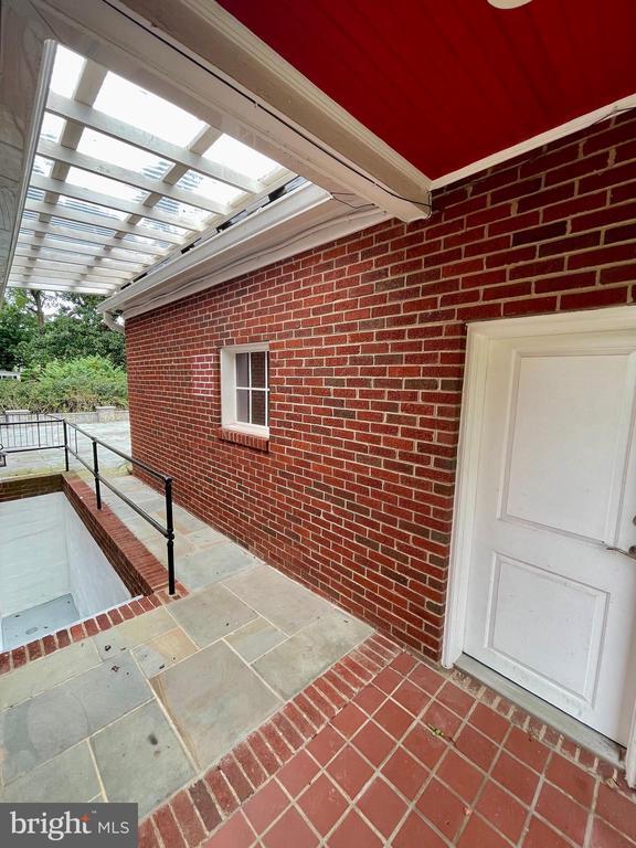 Building Photo - 9309 Main St