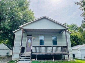 Building Photo - Spacious, updated, 5 bedroom, 3 bath house in south Lincoln.