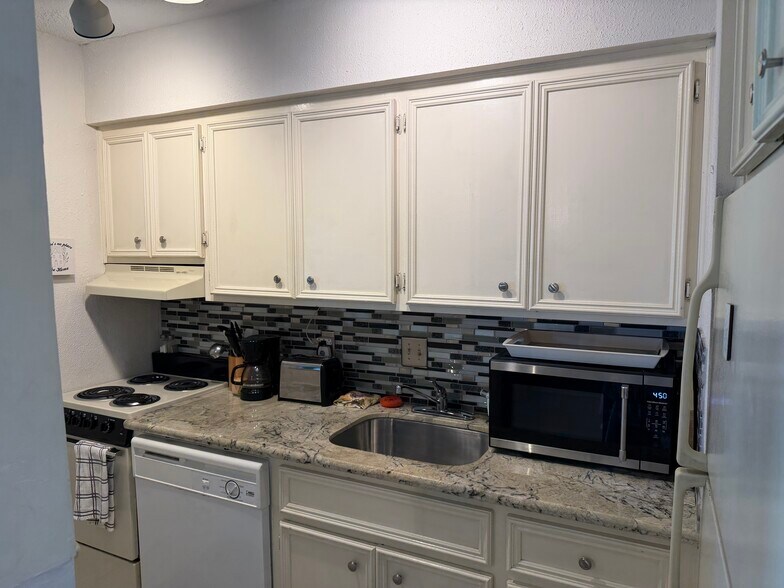 Building Photo - 104 Yacht Club Ln