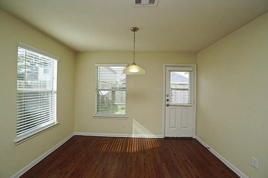 Building Photo - 882 Sun Prairie Dr