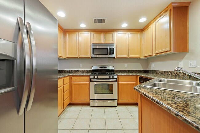 Building Photo - Spacious 3/3 Townhouse in North Clovis
