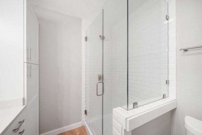 Building Photo - Modern 2 Bed, 2 Bath Multiplex in Austin, ...