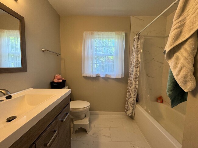 Building Photo - Gorgeous 5 Bed 3.5 Bath Single Family Home...