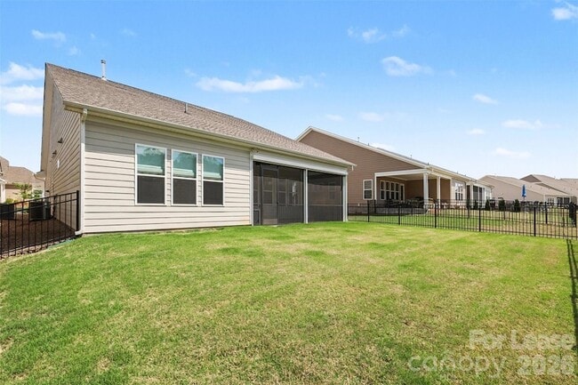 Building Photo - 2026 Lake Como Dr