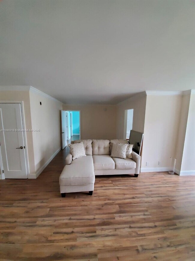 Building Photo - 1 bedroom in Sunny Isles Beach FL 33160