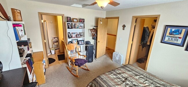 Building Photo - Townhome with 3 bedrooms and garage!  New paint and flooring!