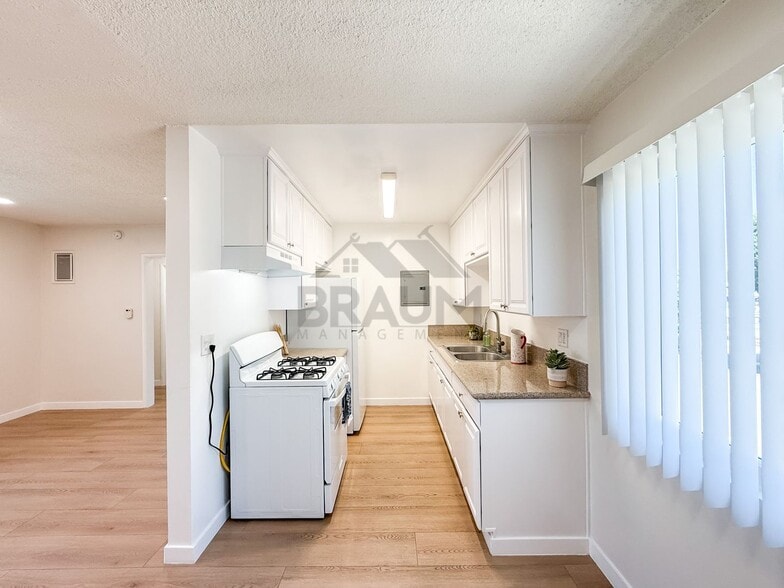 Building Photo - 6336 Tujunga Ave
