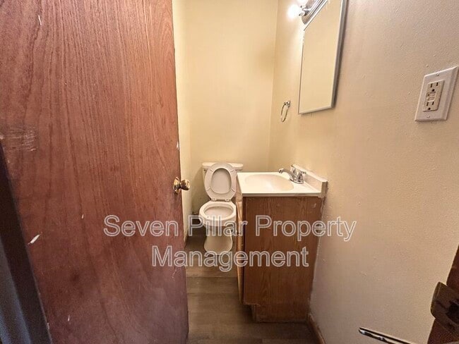 Building Photo - 323 S Napoleon Ave