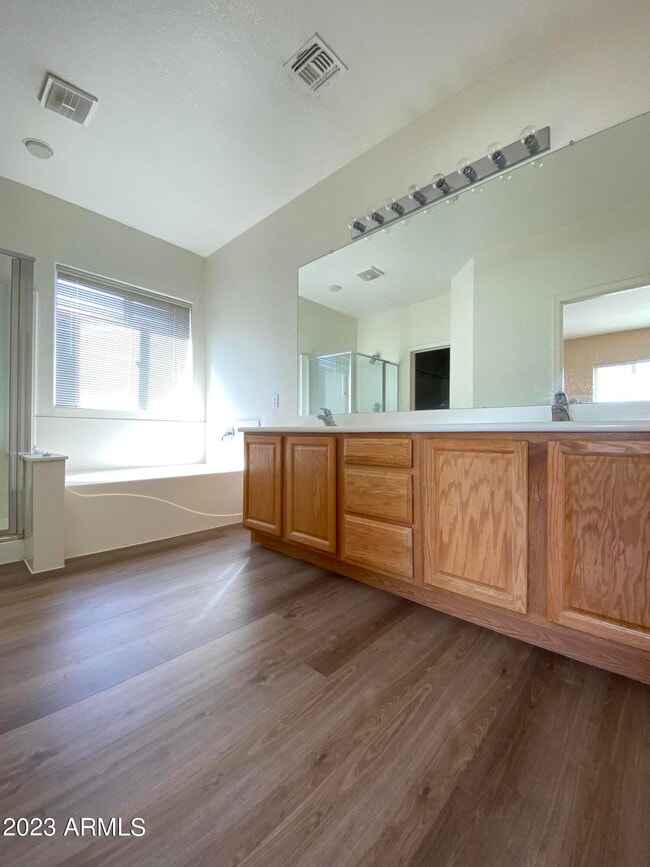 Building Photo - 517 S 115th Dr