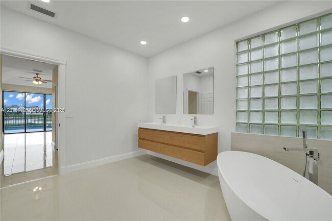 Building Photo - 980 Woodland Ave