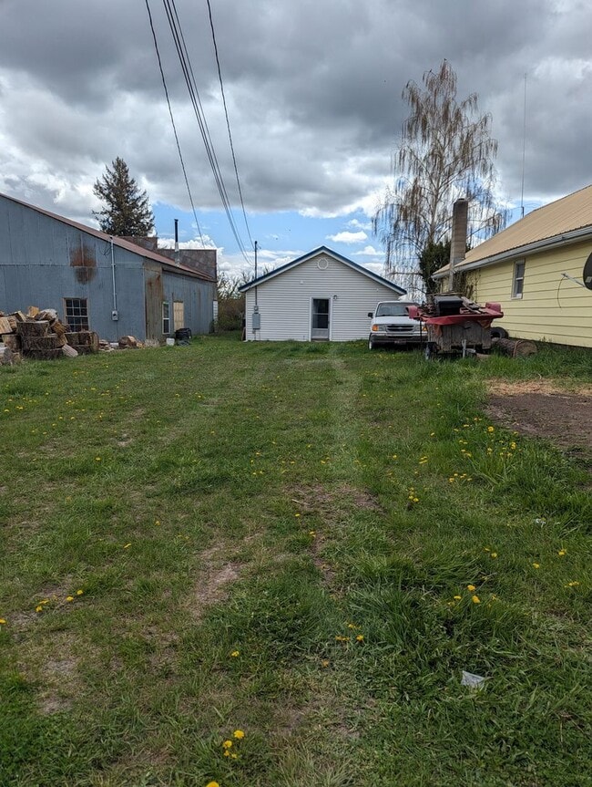 Building Photo - Quaint 2 bedroom Craigmont house