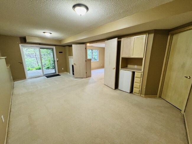 Building Photo - 9120 Trotters Ln