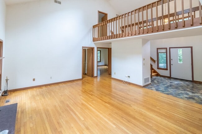 Building Photo - Beautiful Contemporary 3 Bedroom Home