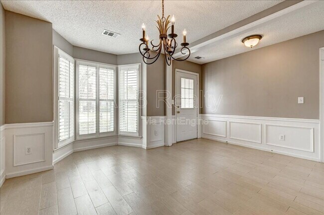 Building Photo - 2540 Alvecot Cir SE