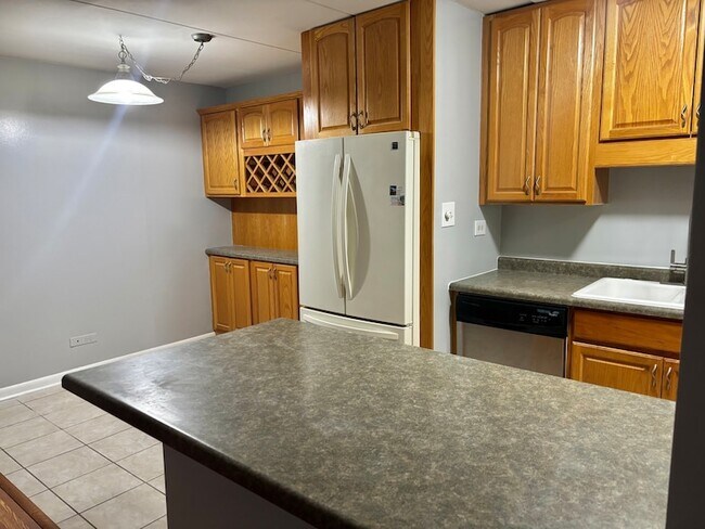 Building Photo - 18 E Old Willow Rd