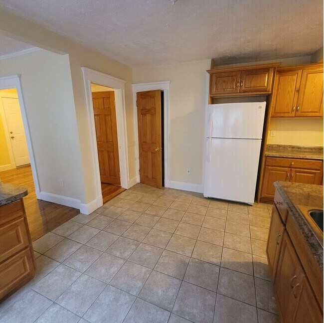 Building Photo - 742 River St