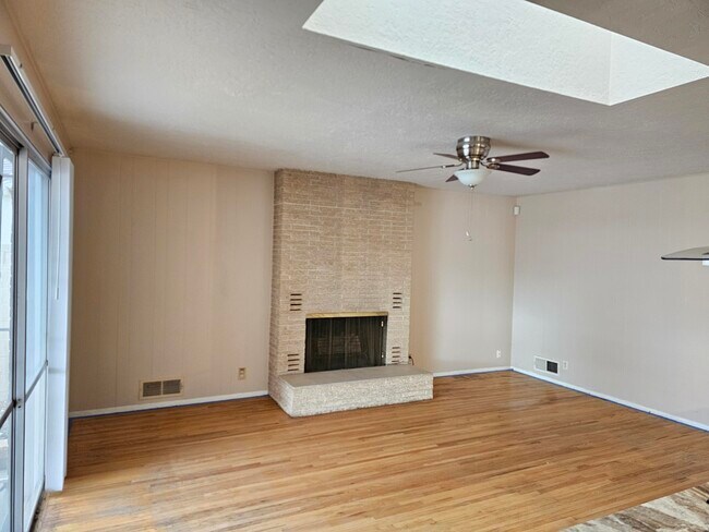 Building Photo - 2701 Cagua Dr NE