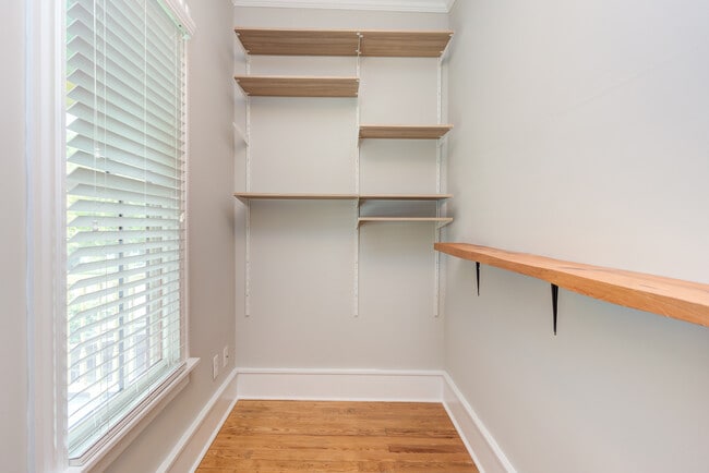 Building Photo - 510 Oakwood Ave