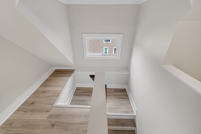 Building Photo - 729 W 9th St