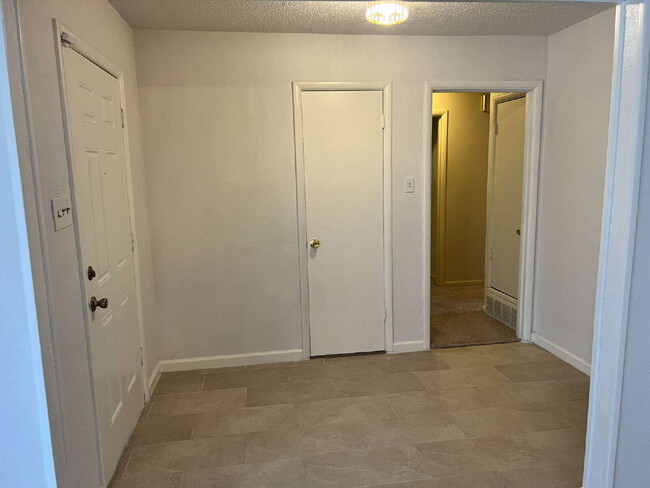 Building Photo - 2730 King Cole Dr