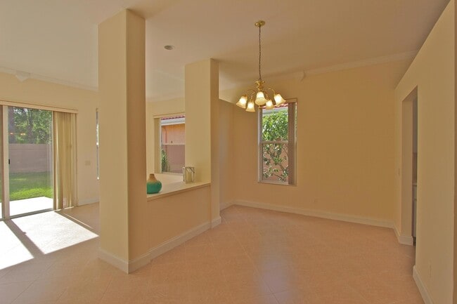 Building Photo - 200 S Hampton Dr