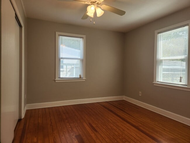 Building Photo - Charming 2 Bedroom 1 Bathroom home near Th...