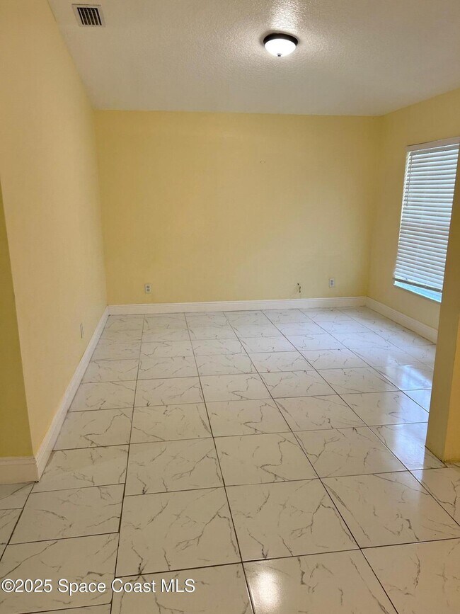 Building Photo - 3266 Weyburn Ave SE