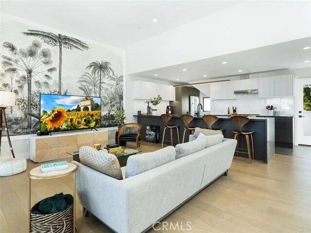 Building Photo - 811 N Detroit St