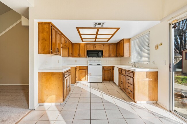 Building Photo - Charming Northeast Fresno Gem in Clovis Un...