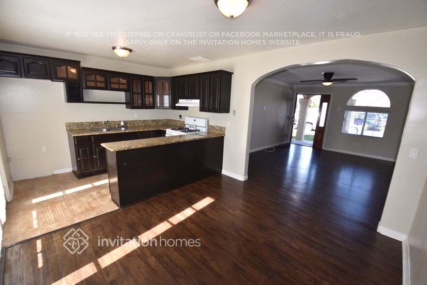 Building Photo - 212 E 185th St