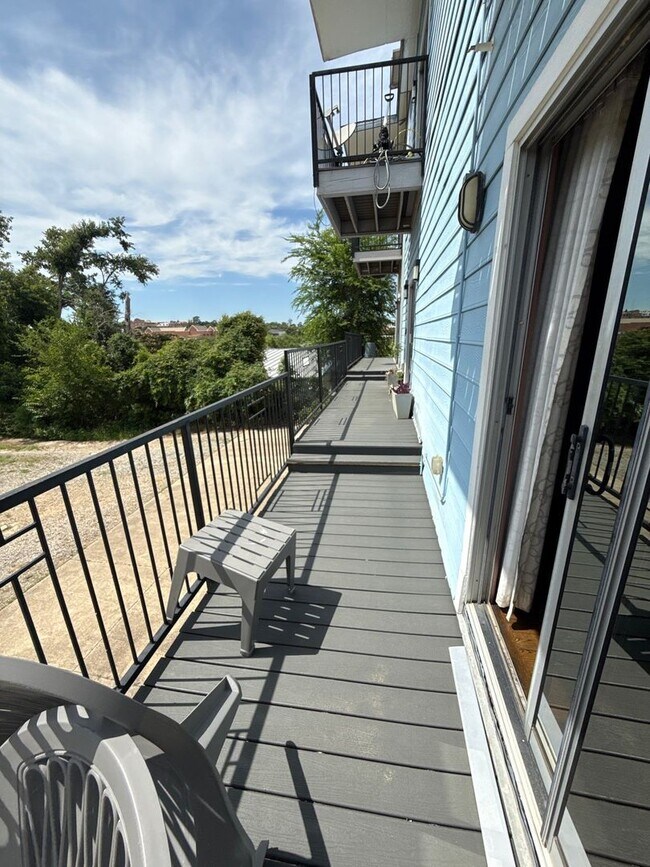 Building Photo - 2 bedroom/3 bath Townhome with extra room/...