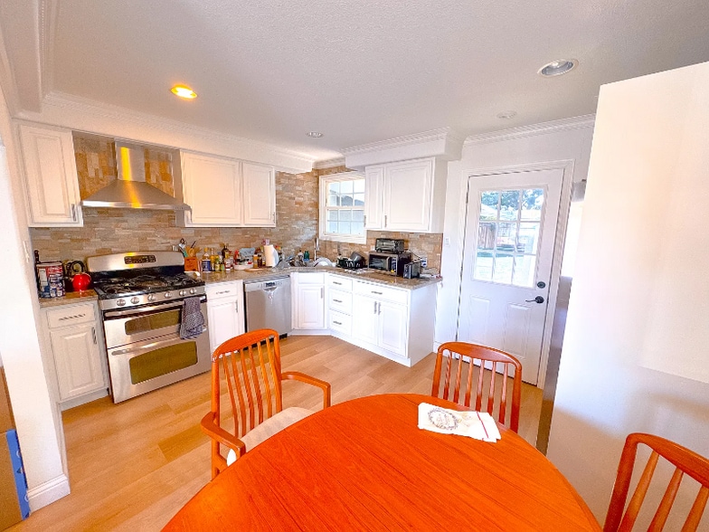 Building Photo - 1532 Cypress Ave