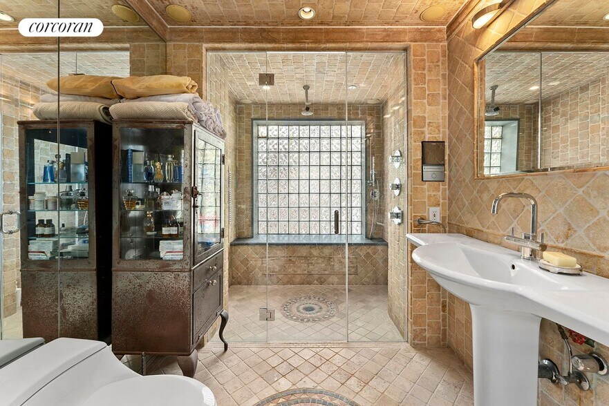 Building Photo - 35 W 94th St