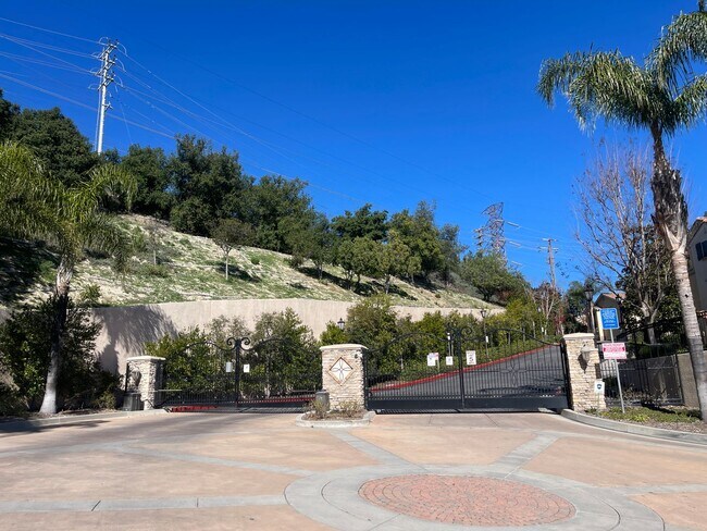 Building Photo - Luxurious Townhome in Gated Private Community